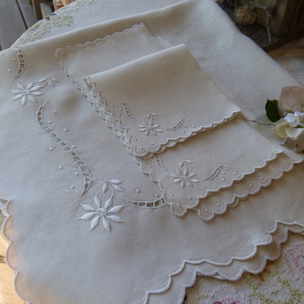 Petite nappe carrée festonnée et trois serviettes de table assorties avec broderies ornées de fleurs et de pois ~ Cuisine et salle à manger en taupe