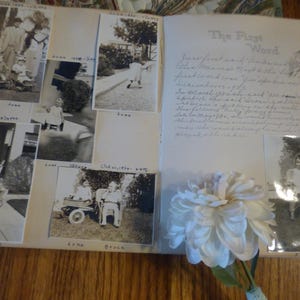 Livre vintage pour bébé des années 40, rempli de photos, de cartes, d'histoires et de souvenirs d'une famille du sud de la Californie ~ Une paire de jumeaux ! Garçon et fille