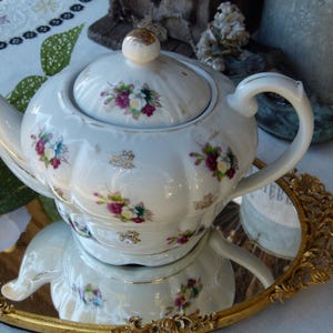 Tetera musical japonesa vintage ~ Hecha en Japón ~ Decorada con ramos de flores y flores doradas pintadas a mano.