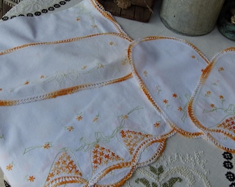 Juego de cuatro piezas de lino con bordado floral vintage, que incluye un camino de mesa de lino y tapetes laterales a juego para la cocina o para cubrir cestas.