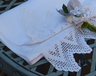 Vintage IVORY Heart Lace Edged Linen Runner Runner ~ Linen Runner ~ Table Runners, Table Linens, Home and Living, Kitchen and Dining