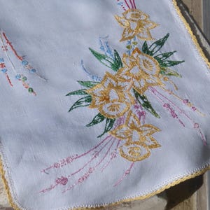 Dos caminos de mesa antiguos ~ Hogar y vida ~ Uno en rosas amarillas y hermosas y otro en mariposas moradas. Regala uno y quédate con el otro ~