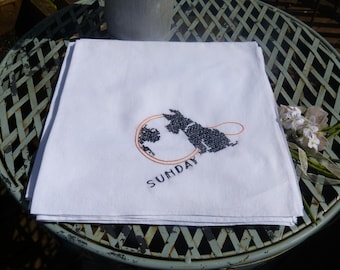 Juego de siete toallas de muselina vintage en excelente estado ~ Toallas bordadas con perros Scottie haciendo tareas diarias