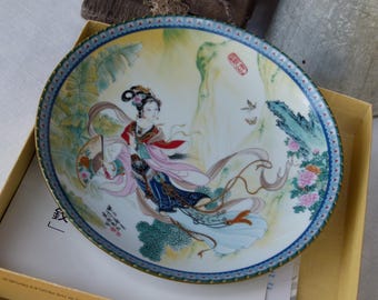 Due splendidi piatti in porcellana imperiale cinese di Jingdezhen ~ "Le bellezze della Camera Rossa" 1 e 2