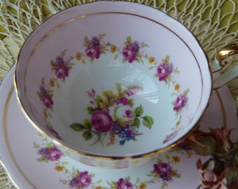 Taza y platillo de porcelana fina Victoria vintage, fabricada en Inglaterra en la década de 1950.