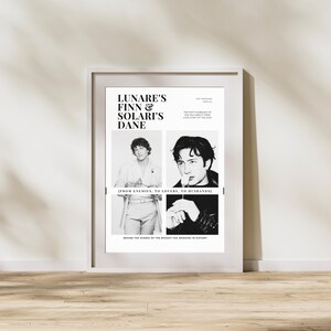 Könnte beinhalten: Ein gerahmtes Schwarz-Weiß-Poster mit dem Titel "Lunare's Finn & Solari's Dane". Das Poster zeigt zwei Bilder von Männern und den Text "(From Enemies, To Lovers, To Husbands)". Das Poster befindet sich in einem weißen Rahmen.