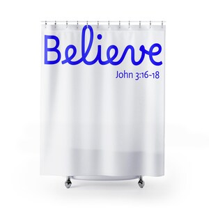 Cortina de ducha con la frase «Creer» (Juan 3:16-18) / Decoración de baño con temática cristiana