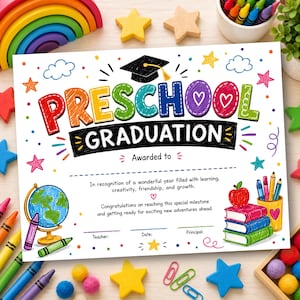 Może przedstawiać: Biały dyplom ukończenia przedszkola z kolorowymi, ręcznie rysowanymi napisami i ilustracjami. Tekst brzmi Preschool Graduation, Awarded to, zawiera globus, stos książek z jabłkiem oraz gwiazdki.
