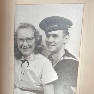 Photo vintage du jeune marin et de son amoureux