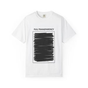 Puede incluir: Camiseta blanca con el texto "FULL TRANSPARENCY" sobre un rectángulo negro lleno de garabatos horizontales. La camiseta tiene cuello redondo y mangas cortas. La camiseta está hecha de un material suave y cómodo.