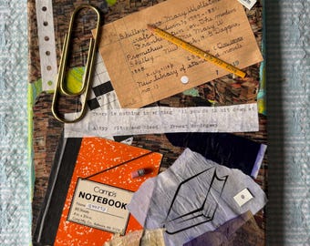 Oryginalna, podpisana, mieszana technika na płótnie z artefaktami z serii Book Foundry autorstwa artysty-autora, z certyfikatem autentyczności 8x10