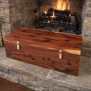 Stor cederträlåda (O) med hyllplan: 67,5 cm L x 30,5 cm B x 21,5 cm H (UTVÄNDARMÅTT)