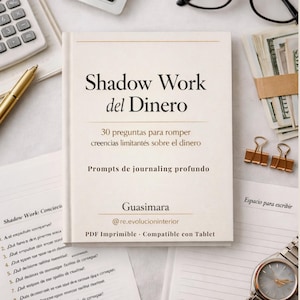 Puede incluir: Un libro crema titulado "Shadow Work del Dinero" con texto en español, con indicaciones para escribir un diario. Otros elementos incluyen una calculadora, un bolígrafo, dinero, clips y un reloj.
