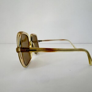 K&ouml;nnte beinhalten: Ein Set aus drei Keramikbechern mit gesprenkelter, matter Oberfl&auml;che. Jeder Becher hat eine andere Farbe: hellblau, cremefarben und grau. Die Becher haben ein schlichtes, modernes Design und einen bequemen Griff.