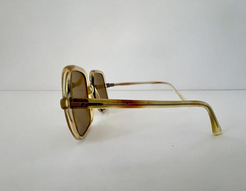 K&ouml;nnte beinhalten: Ein Set aus drei Keramikbechern mit gesprenkelter, matter Oberfl&auml;che. Jeder Becher hat eine andere Farbe: hellblau, cremefarben und grau. Die Becher haben ein schlichtes, modernes Design und einen bequemen Griff.