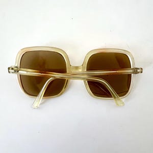 K&ouml;nnte beinhalten: Eine wei&szlig;e Keramik-Tasse mit schwarzem Henkel und dem Text "But First, Coffee" in schwarzer, handschriftlicher Schrift. Die Tasse fasst wahrscheinlich 325-440 ml, ideal f&uuml;r ein Morgengetr&auml;nk.