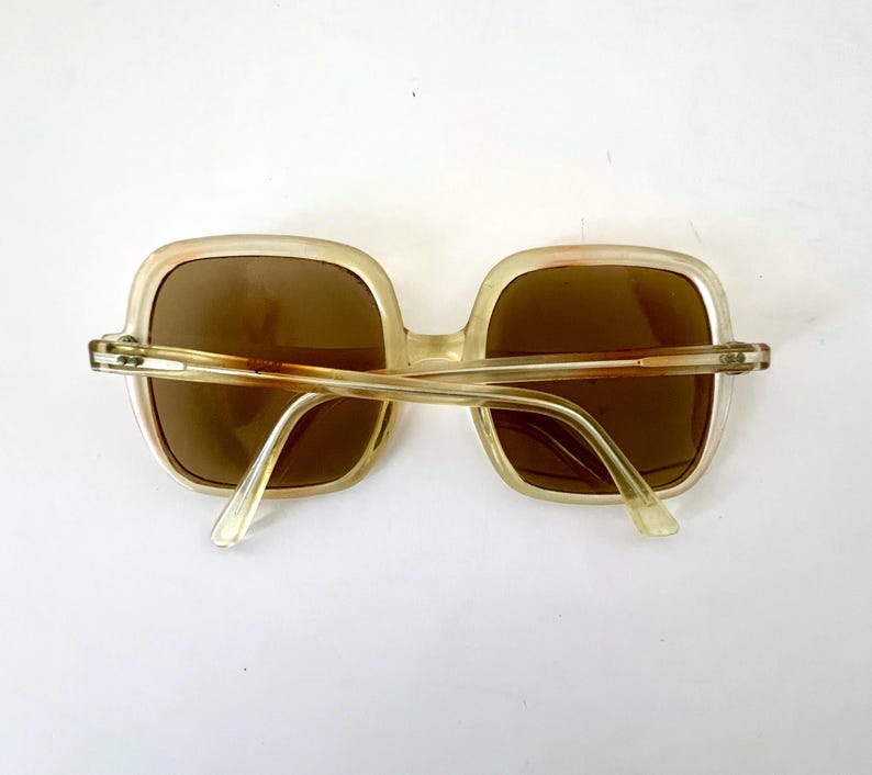 K&ouml;nnte beinhalten: Eine wei&szlig;e Keramik-Tasse mit schwarzem Henkel und dem Text "But First, Coffee" in schwarzer, handschriftlicher Schrift. Die Tasse fasst wahrscheinlich 325-440 ml, ideal f&uuml;r ein Morgengetr&auml;nk.