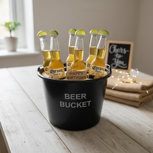 Könnte beinhalten: Ein Set aus drei Keramikbechern mit gesprenkelter, matter Oberfläche. Die Becher sind in Creme-, Hellgrau- und Dunkelgrautönen gehalten. Jeder Becher hat ein schlichtes, minimalistisches Design.