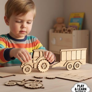 Może przedstawiać: Drewniana układanka przedstawiająca traktor i przyczepę z napisem "PLAY & LEARN PUZZLE". Zabawka wykonana jest z jasnego drewna i jest częściowo złożona na drewnianej powierzchni. Dziecko bawi się układanką.