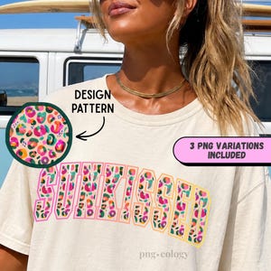 以下が含まれることがあります： 「SUNKISSED」の文字がカラフルな模様でデザインされた、クリーム色のTシャツ。ピンク、グリーン、イエローのヒョウ柄風パターンが含まれています。「DESIGN PATTERN」と「3 PNG VARIATIONS INCLUDED」の文字も表示されています。