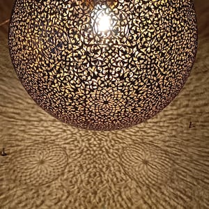 Marokańska lampa wisząca w kształcie kuli – ręcznie wykonana filigranowa lampa w kształcie kuli – geometryczna mosiężna lampa sufitowa w kształcie kuli