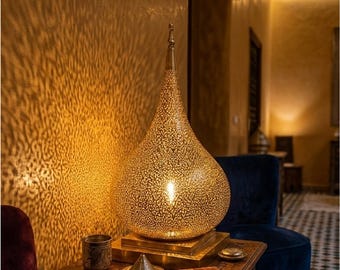 Lámpara de mesa elegante de cobre macizo con forma de lágrima | Farol marroquí de mesita de noche calado a mano | Iluminación ambiental de sombras intrincadas de Moroccanopperrs