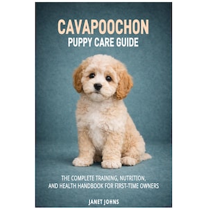 Op de afbeelding: Boekomslag "CAVAPOOCHON PUPPY CARE GUIDE" met een pluizige, lichtbruine Cavapoochon-puppy. De ondertitel van het boek luidt "THE COMPLETE TRAINING, NUTRITION, AND HEALTH HANDBOOK FOR FIRST-TIME OWNERS" door Janet Johns. De achtergrond is een effen blauwgroene kleur.