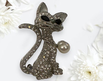 Vintage Rhinestone Kitty Cat Brooch with Black Eyes and Pearl Collar Collectible Sixties Style