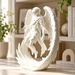 Puede incluir: Una escultura blanca de una figura alada en una pose dinámica y flotante. La figura tiene plumas detalladas en sus grandes alas, que se curvan hacia arriba para formar un marco circular alrededor del cuerpo. Acabado mate y suave.