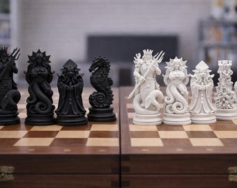 Könnte beinhalten: Ein Schachspiel mit schwarz-weiß thematisierten Figuren. Die schwarzen Figuren umfassen einen König mit Dreizack, eine Königin, einen Läufer und ein Seepferdchen. Die weißen Figuren umfassen einen König, eine Königin, einen Läufer, einen Turm und einen Bauern.