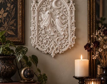 Placa gótica de pared con fantasmas