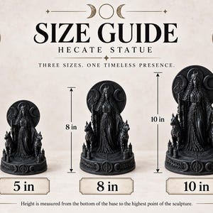 K&ouml;nnte beinhalten: Ein Gr&ouml;&szlig;enleitfaden f&uuml;r eine schwarze Hekate-Statue mit drei Versionen in den H&ouml;hen 12,7 cm, 20,3 cm und 25,4 cm. Der Text lautet SIZE GUIDE, HECATE STATUE, THREE SIZES. ONE TIMELESS PRESENCE, und die H&ouml;he wird ab der Basis gemessen.