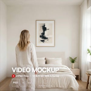 Puede incluir: Una impresión de arte abstracto enmarcada con pinceladas negras sobre fondo beige, colgada en la pared sobre una cama. El texto superpuesto dice: VIDEO MOCKUP, 2 PSD Files - 1:1 & 9:16 | DIN A Series, PSD, 1:1, 9:16, Video Mockup Lab.