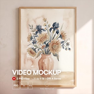 Puede incluir: Una pintura en acuarela enmarcada de un ramo de girasoles e iris azul oscuro en un jarrón color melocotón. La obra incluye el texto: VIDEO MOCKUP, 2 PSD Files - 1:1 & 9:16 - DIN A Series, PSD, 1:1, 9:16, y Video Mockup Lab.