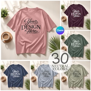 以下が含まれることがあります： さまざまなニュートラルカラーの6枚のTシャツ。各Tシャツには筆記体フォントで「Your Design Here」と書かれています。コーヒーカップと植物と一緒に表示され、さまざまなデザインオプションを紹介しています。