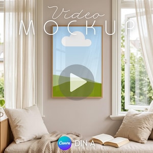 Può includere: Un mockup video incorniciato con una scena paesaggistica di cielo blu, nuvola bianca e colline verdi. La cornice è marrone e il video ha un pulsante di riproduzione. Le parole "Video MOCKUP" sono scritte sopra la cornice. Il logo Canva è in basso a sinistra.