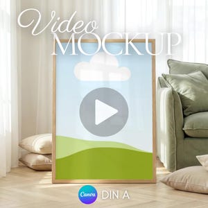Peut inclure: Un cadre photo vertical en bois contenant un graphique numérique représentant un ciel bleu, un nuage blanc et des collines vertes. Une grande icône de bouton de lecture circulaire grise est centrée. Le texte Video MOCKUP et DIN A est visible.