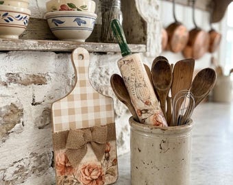 Juego de decoración de rodillo de cocina French Country Rose y tabla de cortar de cuadros beige.