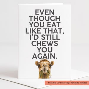 Może przedstawiać: Biała kartka okolicznościowa z brązowym wielbłądem na dole i czarnym tekstem o treści: EVEN THOUGH YOU EAT LIKE THAT, I'D STILL CHEWS YOU AGAIN. Kartka jest prezentowana wraz z dołączonym do projektu szablonem białej koperty.