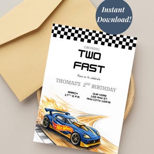 Op de afbeelding: Een witte uitnodigingskaart met de tekst "GROWING TWO FAST" en "THOMAS'S 2ND BIRTHDAY". Een blauwe en gele Hot Wheels-auto racet op een baan. Een envelop staat op de achtergrond. De tekst "Instant Download!" staat op een blauwe cirkel.