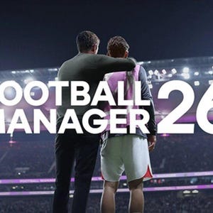 Op de afbeelding: De afbeelding toont de tekst "FOOTBALL MANAGER 26" in het wit, tegen de achtergrond van een voetbalstadion. Twee figuren omarmen elkaar, met een arm om de schouder van de ander. De scène wordt verlicht door stadionlichten.
