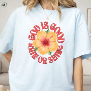 Camiseta cristiana con estampado floral y colores que transmiten la fe.