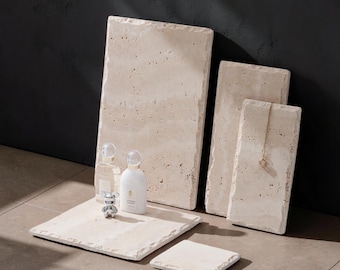 Vassoio in travertino naturale, lastra in pietra con bordo grezzo, vassoio da bagno, decorazione per il bagno.
