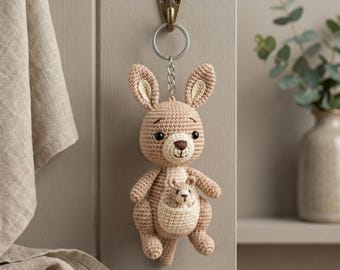 Amigurumi Känguru Häkelanleitung, Känguru Schlüsselanhänger PDF, Mutter und Baby Joey Spielzeug, niedlicher Taschenanhänger DIY, Tasche Haustier Accessoire, Kinderzimmer Geschenk