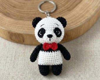 Amigurumi Panda Häkelanleitung, Panda Schlüsselanhänger, Taschenanhänger, Taschenanhänger, Mini Tier Spielzeug DIY, niedliches Rucksack-Accessoire, Tasche Plüsch