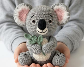 Amigurumi Koala Häkelanleitung, Tier Spielzeug PDF, Stofftier Plüschtier, Eulen & Eukalyptus Zweig, für Kinderzimmer Deko