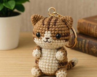 Schema all'uncinetto per gatto amigurumi, portachiavi tigrato in formato PDF, ciondolo per borsa mini gatto paffuto, giocattolo fai da te per piccoli animali, grazioso accessorio per animali domestici, ciondolo per zaino