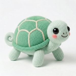 Peut inclure: Une peluche tortue tricotée en vert et crème. La tortue a une carapace arrondie avec un motif géométrique, un visage souriant avec des joues roses et de grands yeux noirs. Le jouet est conçu avec une esthétique fantaisiste et amicale.