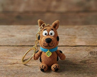 Amigurumi Hund gehäkelt, PDF Taschenbaumler Detektiv Hund, Taschenanhänger Deutsche Dogge, Nostalgische 90er Jahre Spielzeug DIY