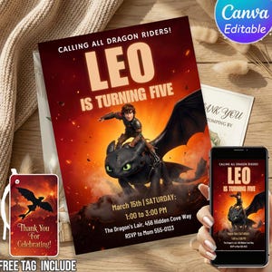 Könnte beinhalten: Rustikales Holzschild mit dem handgeschriebenen Text "Welcome to our home". Das Schild hat eine Used-Optik und ein schlichtes, einladendes Design, ideal für den Eingangsbereich.